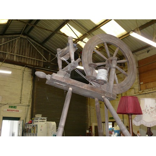 364 - A LARGE GENUINE VINTAGE SPINNING WHEEL