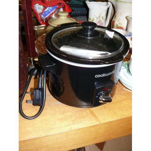 359 - A SMALL 1.5 LITRE SLOW COOKER WITH INSTRUCTIONS