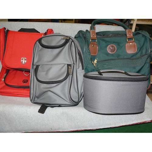 339 - A SELECTION OF TRAVEL BAGS TO INCLUDE 2 VERY NICE SCANDINAVIAN ELLEHAMMER