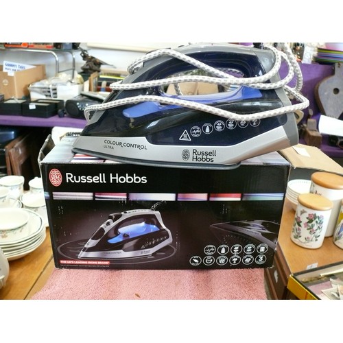 352 - RUSSELL HOBBS COLOUR CONTROL ULTRA IRON