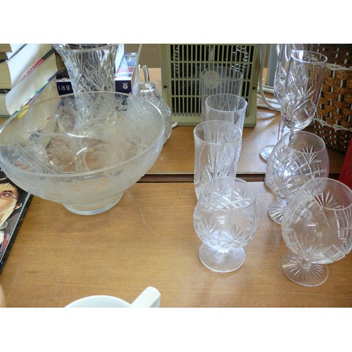 377A - A VERY NICE SELECTION OF CRYSTAL GLASSWARE INCLUDING A BEAUTIFUL BOWL WITH ETCHED FOREST DECORATION ... 