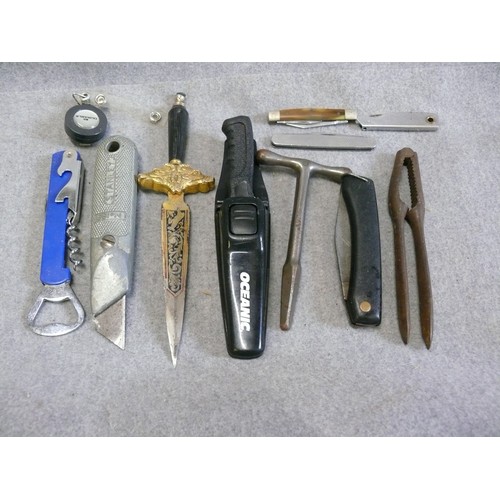 29 - MIXED LOT - BOTTLE OPENER, DECORATIVE DAGGER, STANLEY KNIFE,  DIVERS DAGGER,  PEN KNIVES ETC