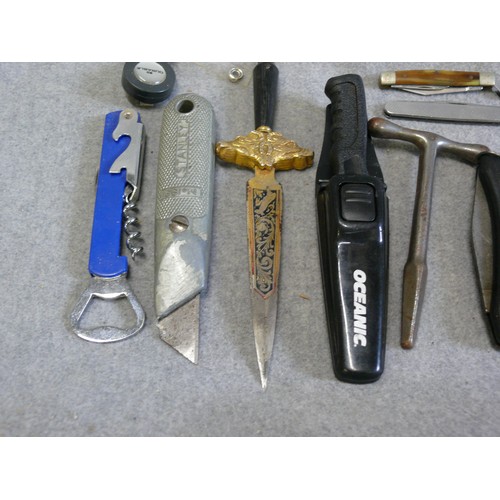 29 - MIXED LOT - BOTTLE OPENER, DECORATIVE DAGGER, STANLEY KNIFE,  DIVERS DAGGER,  PEN KNIVES ETC