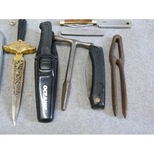 29 - MIXED LOT - BOTTLE OPENER, DECORATIVE DAGGER, STANLEY KNIFE,  DIVERS DAGGER,  PEN KNIVES ETC