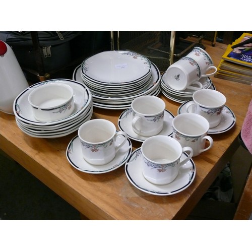 344 - A ROYAL DOULTON JUNO DINNER SERVICE TO INCLUDE PLATES, BOWLS AND CUPS & SAUCERS