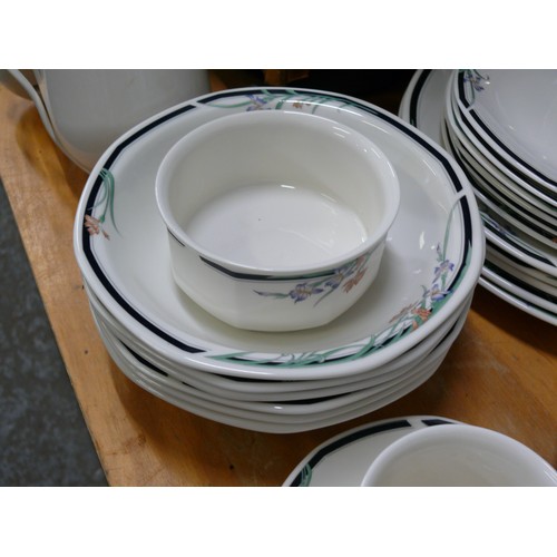 344 - A ROYAL DOULTON JUNO DINNER SERVICE TO INCLUDE PLATES, BOWLS AND CUPS & SAUCERS