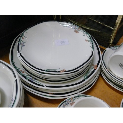 344 - A ROYAL DOULTON JUNO DINNER SERVICE TO INCLUDE PLATES, BOWLS AND CUPS & SAUCERS