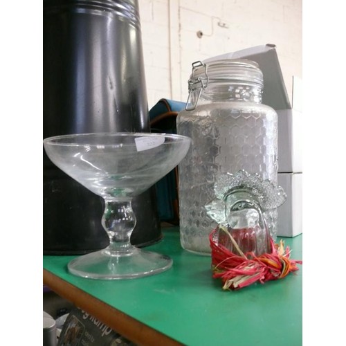 322 - A NICE COLLECTION OF GLASSWARE TO INCLUDE A LARGE HONEYCOMB GLASS JAR, LARGE DISPLAY GLASS AND A CHI... 