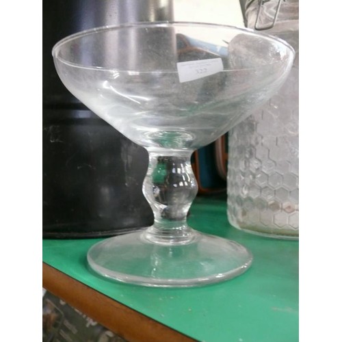 322 - A NICE COLLECTION OF GLASSWARE TO INCLUDE A LARGE HONEYCOMB GLASS JAR, LARGE DISPLAY GLASS AND A CHI... 