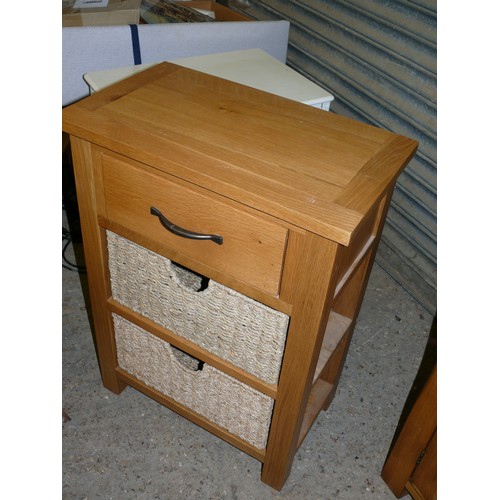 417 - SOLID OAK SMALL DRAWER SET WITH 2 SEAGRASS BASKETS VERY GOOD CONDITION