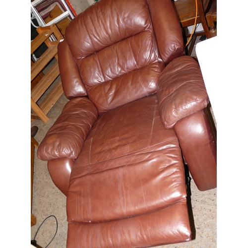 420 - BROWN LEATHER RECLINING ARMCHAIR IN GOOD CONDITION TESTED AND WORKING