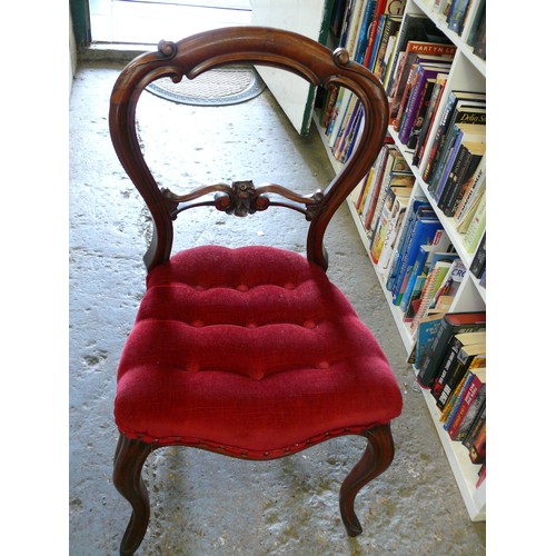 421 - MAHOGANY BALLOON BACK CHAIR WITH NICE FLORAL CARVED DETAIL ON SHAPLEY CARVED LEGS AND DEEP BUTTONED ... 