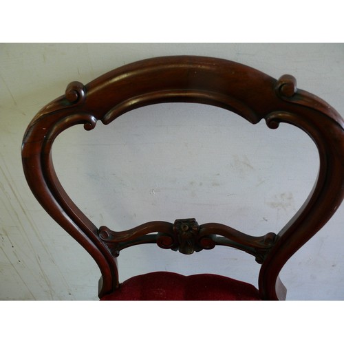 421 - MAHOGANY BALLOON BACK CHAIR WITH NICE FLORAL CARVED DETAIL ON SHAPLEY CARVED LEGS AND DEEP BUTTONED ... 