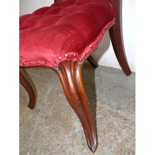 421 - MAHOGANY BALLOON BACK CHAIR WITH NICE FLORAL CARVED DETAIL ON SHAPLEY CARVED LEGS AND DEEP BUTTONED ... 