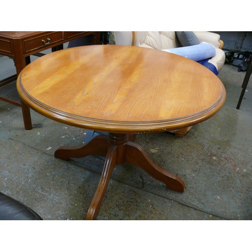 425 - CIRCULAR VENEERED DINING TABLE IN GOOD CONDITION ON A CENTRAL PEDASTAL