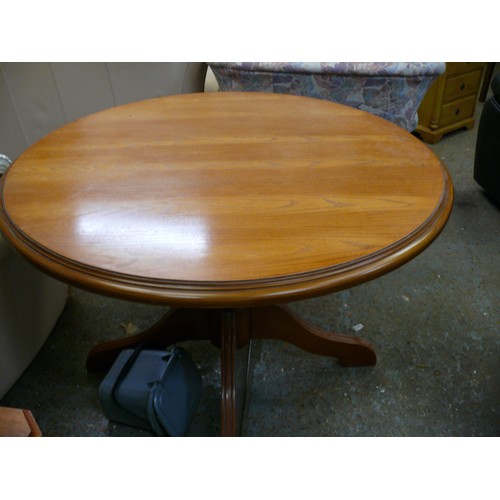 425 - CIRCULAR VENEERED DINING TABLE IN GOOD CONDITION ON A CENTRAL PEDASTAL