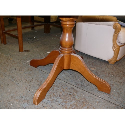 425 - CIRCULAR VENEERED DINING TABLE IN GOOD CONDITION ON A CENTRAL PEDASTAL