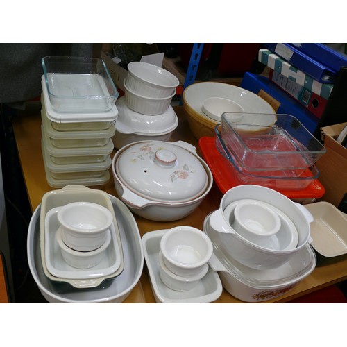 434 - LARGE LOT OF KITCHENWARE COMPRISING OF A DENBY MELODY OVEN DISH LARGE MIXING BOWL PYREX WITH PLASTIC... 