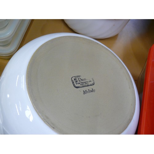 434 - LARGE LOT OF KITCHENWARE COMPRISING OF A DENBY MELODY OVEN DISH LARGE MIXING BOWL PYREX WITH PLASTIC... 