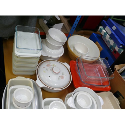 434 - LARGE LOT OF KITCHENWARE COMPRISING OF A DENBY MELODY OVEN DISH LARGE MIXING BOWL PYREX WITH PLASTIC... 