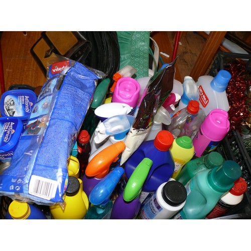 458 - LARGE TRAY OF ASSORTED HOUSEHOLD CLEANING PRODUCTS INCLUDING OVEN CLEANER, BLEACH, ANT KILLER, FLASH... 