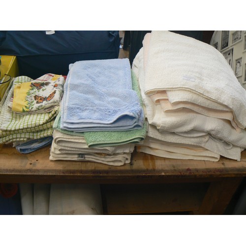 435 - LARGE QUANTITY OF TOWELS INCLUDING 7 BATH SHEETS, 8 HAND TOWELS AND 7 TEA TOWELS