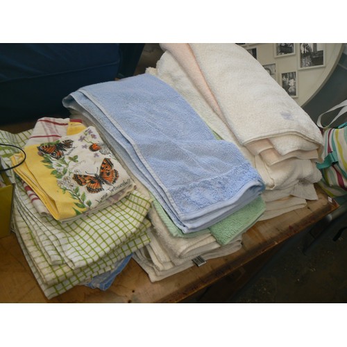 435 - LARGE QUANTITY OF TOWELS INCLUDING 7 BATH SHEETS, 8 HAND TOWELS AND 7 TEA TOWELS