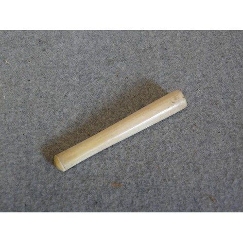 18 - A LOVELY BONE CIGARETTE HOLDER