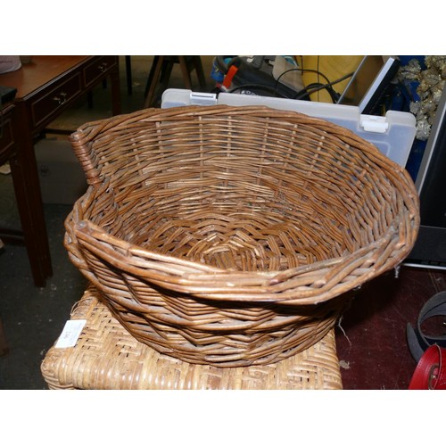 226 - A SMALL WICKER PET BASKET