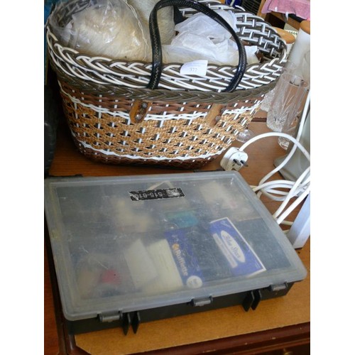 377 - A TRAY OF SEWING ITEMS PLUS A BASKET OF THREAD