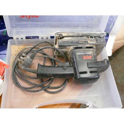 429 - CORDED SKIL ORBITAL SANDER WITH DUST COLLECTION BAG AND SANDING SHEETS IN A BOX