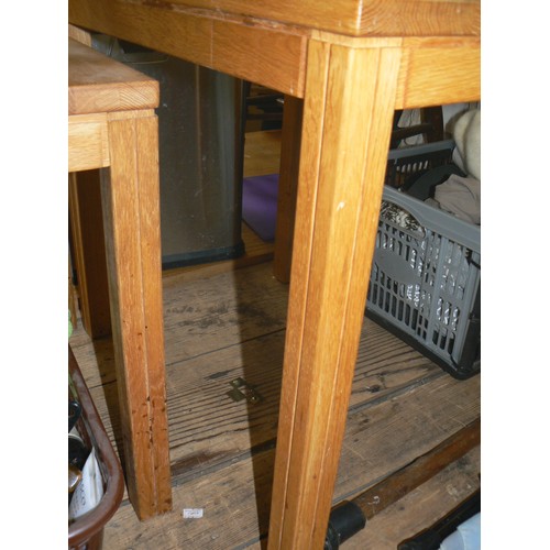 440 - 2 SQUARE LEGGED SIDE TABLE 1 LARGE AND 1 SMALL