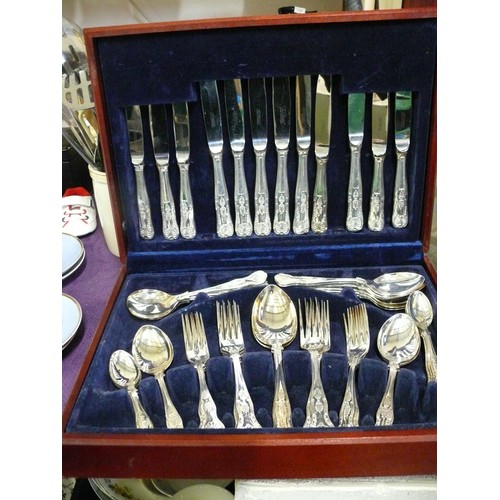 60 - A BEAUTIFUL KINGS ROYALE PATTERN 6 PLACE CUTLERY SET BY NEWBRIDGE CUTLERY IN FITTED CUTLERY BOX (ONE... 