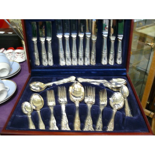 60 - A BEAUTIFUL KINGS ROYALE PATTERN 6 PLACE CUTLERY SET BY NEWBRIDGE CUTLERY IN FITTED CUTLERY BOX (ONE... 