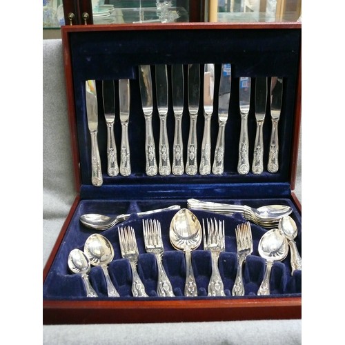 60 - A BEAUTIFUL KINGS ROYALE PATTERN 6 PLACE CUTLERY SET BY NEWBRIDGE CUTLERY IN FITTED CUTLERY BOX (ONE... 