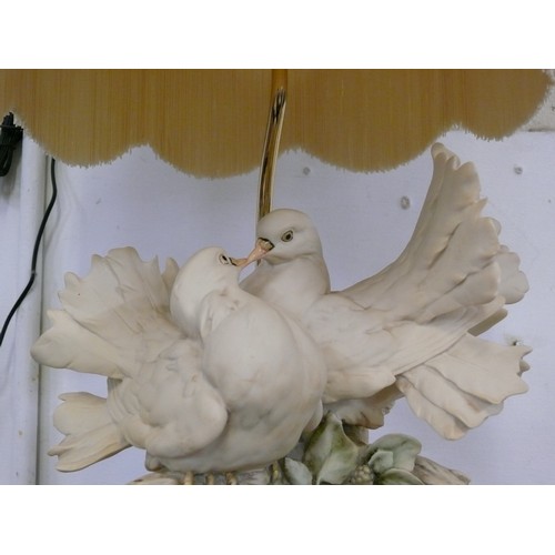 87 - A LARGE KISSING DOVES TABLE LAMP WITH LOVELY  TASSELLED LAMPSADE