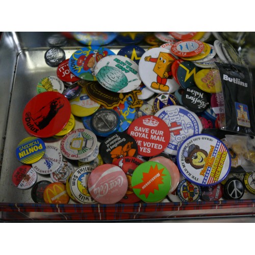 103 - A TRAY OF COLLECTABLE BADGES TO INCLUDE THE SPECIALS, THE CLASH, SKA, COCA COLA, SPIDERMAN, ROYAL MA... 