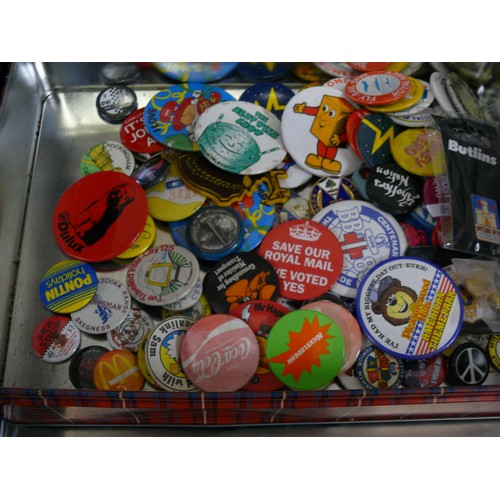 103 - A TRAY OF COLLECTABLE BADGES TO INCLUDE THE SPECIALS, THE CLASH, SKA, COCA COLA, SPIDERMAN, ROYAL MA... 