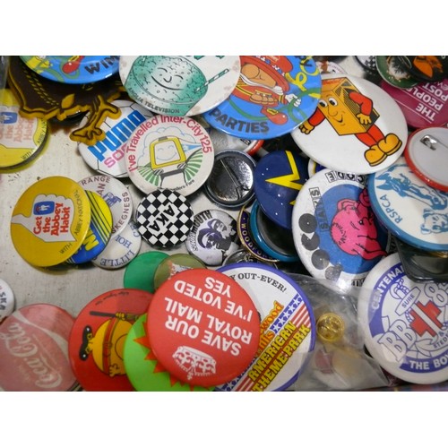 103 - A TRAY OF COLLECTABLE BADGES TO INCLUDE THE SPECIALS, THE CLASH, SKA, COCA COLA, SPIDERMAN, ROYAL MA... 