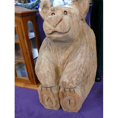 113 - AN IMPRESSIVE VERY HEAVY CHAINSAW CARVED WOODEN SITTING BEAR