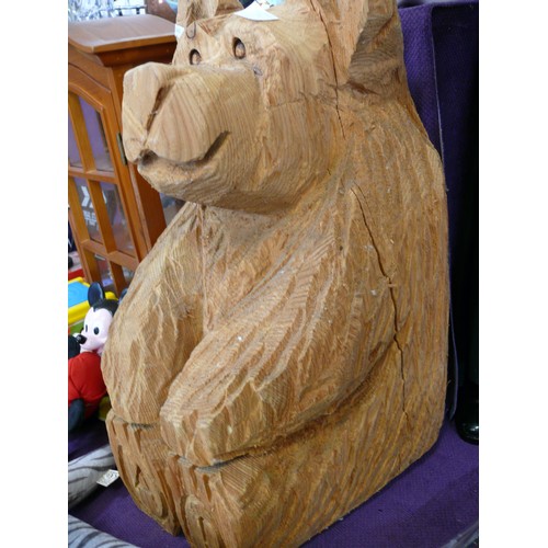 113 - AN IMPRESSIVE VERY HEAVY CHAINSAW CARVED WOODEN SITTING BEAR