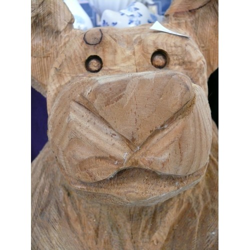 113 - AN IMPRESSIVE VERY HEAVY CHAINSAW CARVED WOODEN SITTING BEAR