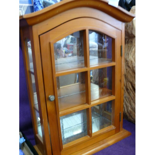 115 - A LOVELY SOLID WOOD ARCHED TOP 3 SHELF GLASS WINDOW COLLECTORS DISPLAY CABINET