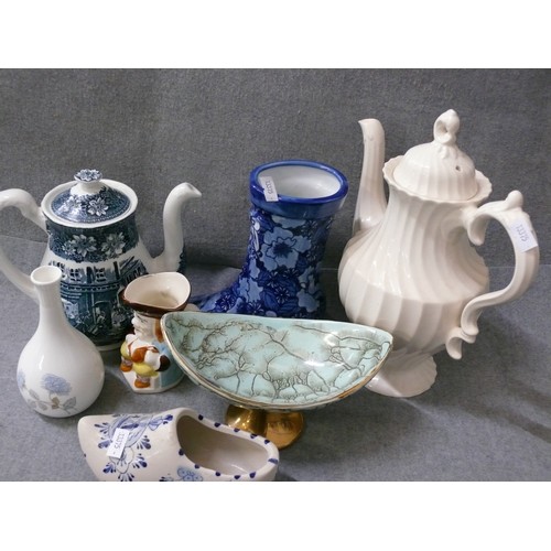 116 - A NICE SELECTION OF MIXED CHINA COLLECTABLES TO INCLUDE COFFEE POTS, BOOT, CLOG, CHARACTER JUG AND A... 