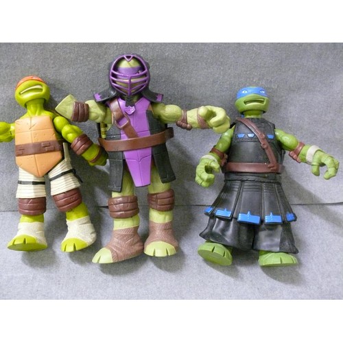 130 - A COLLECTION OF TEENAGE MUTANT NINJA TURTLES TOYS TO INCLUDE A LARGE LEONARDO WITH CONTENTS OF TURTL... 