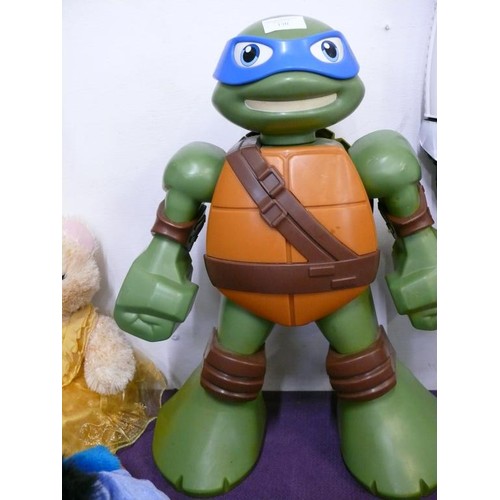 130 - A COLLECTION OF TEENAGE MUTANT NINJA TURTLES TOYS TO INCLUDE A LARGE LEONARDO WITH CONTENTS OF TURTL... 