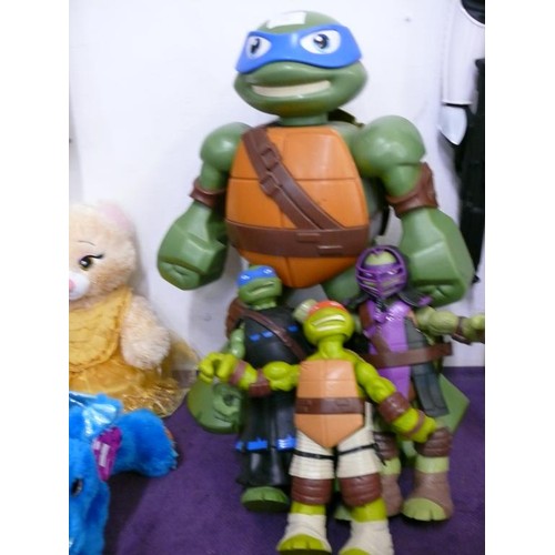 130 - A COLLECTION OF TEENAGE MUTANT NINJA TURTLES TOYS TO INCLUDE A LARGE LEONARDO WITH CONTENTS OF TURTL... 