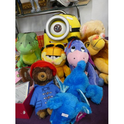 132 - A COLLECTION OF SOFT TOYS TO INCLUDE A MINION, GARFIELD, PADDINGTON, THE LION KING, EEYORE AND FRIEN... 