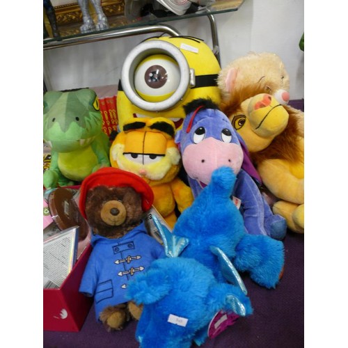 132 - A COLLECTION OF SOFT TOYS TO INCLUDE A MINION, GARFIELD, PADDINGTON, THE LION KING, EEYORE AND FRIEN... 