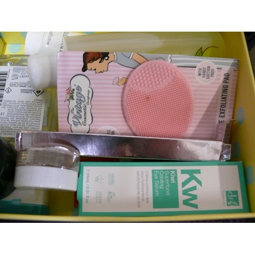 126 - ANOTHER 5 GIFT BOXES WITH CONTENTS OF VARIOUS TOILETRIES AND COSMETICS